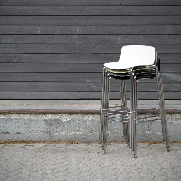 Barstol Vesper 2 C Billede af Barstol Vesper er en robust højstol med stel i krom, og med plast sædeskal. Stolen fås med høj eller lav ryg, og den er stabelbar.