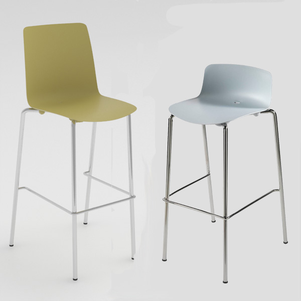 Barstol Vesper 4 C Billede af Barstol Vesper er en robust højstol med stel i krom, og med plast sædeskal. Stolen fås med høj eller lav ryg, og den er stabelbar.