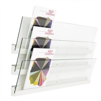 Billede af Display hylder til brochurer, blade og aviser. Liste/hylde er i lakeret træ, fronten er i hærdet glas. Vælg mellem lige eller skrå fronter.