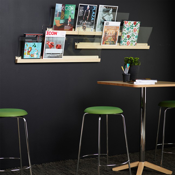 Display Hylder 6 C Billede af Display hylder til brochurer, blade og aviser. Liste/hylde er i lakeret træ, fronten er i hærdet glas. Vælg mellem lige eller skrå fronter.