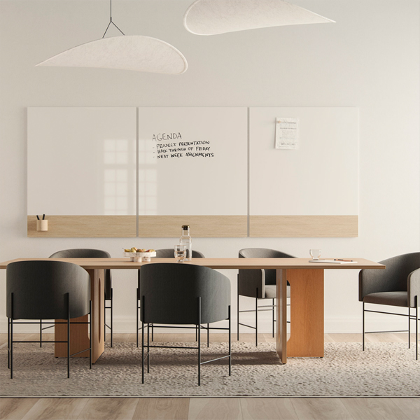 Glastavle Chat Board 1 C Billede af Glastavle Chat Board med egetræspanel, som kan placeres på siderne, i toppen eller i bunden af glastavlen. Panelet tilfører tavlen et elegant look.