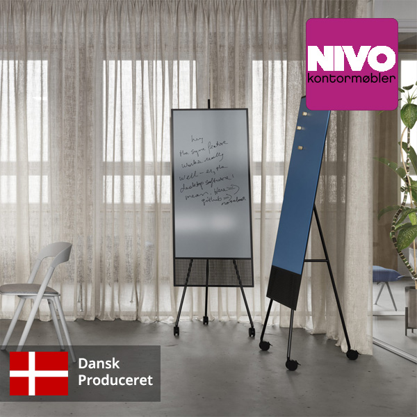 Runner AV Tavle På Hjul 2 B Billede af Runner AV tavle på hjul kan flytte hele din planlægning og oversigt fra lokale til lokale. Runner består af en glastavle og et opslagsgitter, begge dele er magnetiske. Tavlen fås med eller uden hjul, og du kan vælge at få tavle på begge sider af stålbasen.