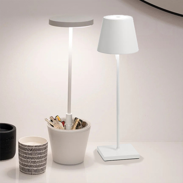 Poldina Reverso 7 C Billede af Poldina Reverso bordlampe, Poldina lampen sat på hovedet, med beholder i bunden, og med lys i toppen.