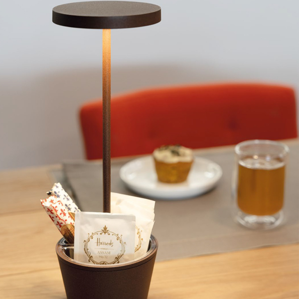 Poldina Reverso 8 C Billede af Poldina Reverso bordlampe velegnet til cafeer