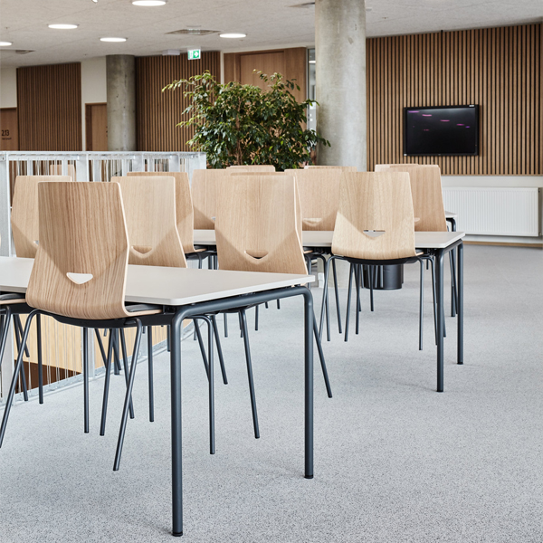 Menighedsbord 3 C Billede af Menighedsbord, som er velegnet til møder og sammenkomster i menighedshuset, og til konfirmandstuen. Bordet er smalt, af et let og enkelt design. Det kan klappes sammen, og de integrerede hjul gør det nemt at flytte rundt.