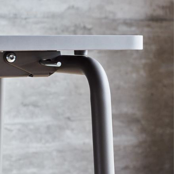 Menighedsbord 5 C Detaljebillede af låsemekanisme på menighedsbord